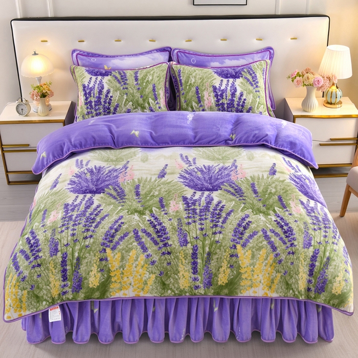 91家纺网 家纺一手货源 找家纺 绒品壹家 2025新款电商直播爆款高克重7斤牛奶绒金貂绒印花床裙款三件套四件套 薰衣草