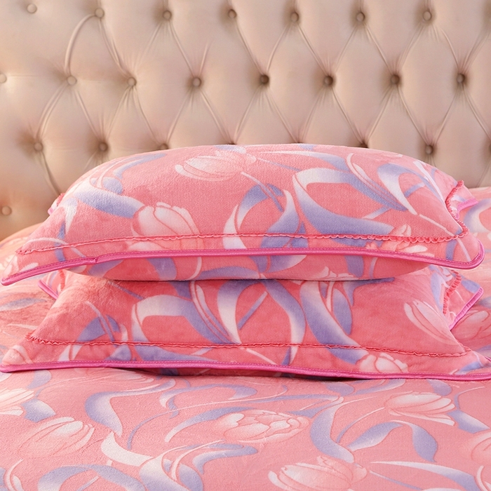 91家纺网 家纺一手货源 找家纺 绒品壹家 2025新款电商直播爆款高克重7斤牛奶绒金貂绒印花床裙款三件套四件套 郁金香