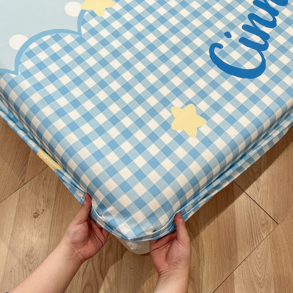 91家纺网 家纺一手货源 找家纺 金爱家 2025新款三丽鸥全棉床笠 纯棉单品-奶芙玉桂狗