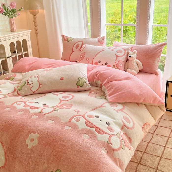 91家纺网 家纺一手货源 找家纺 娜朵家纺 2025新款雪花绒小清新印花四件套 草莓小兔