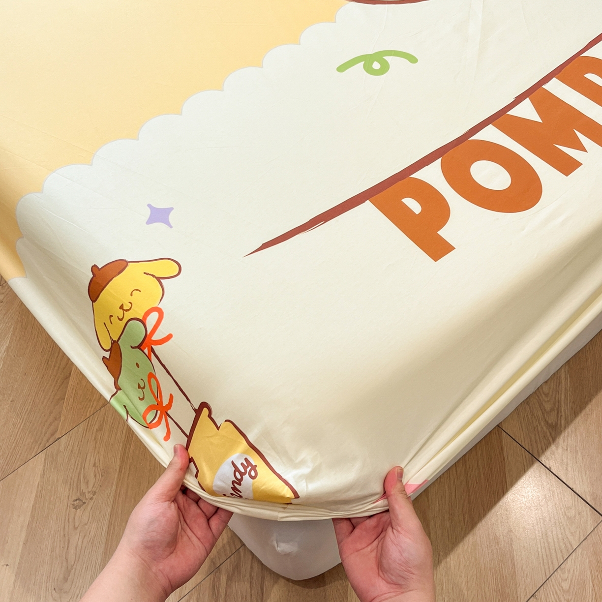 91家纺网 家纺一手货源 找家纺 金爱家 2025新款三丽鸥全棉床笠 纯棉单品-奶黄包布丁狗