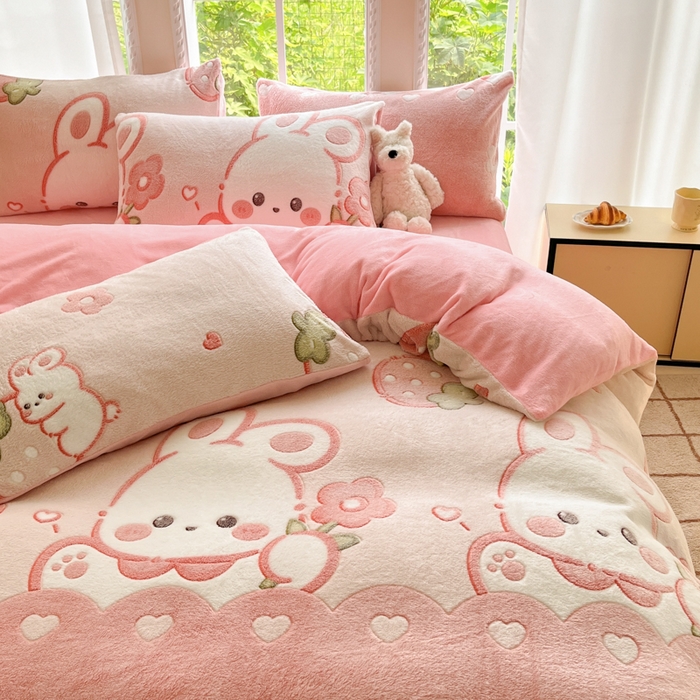 91家纺网 家纺一手货源 找家纺 娜朵家纺 2025新款雪花绒小清新印花四件套 草莓小兔