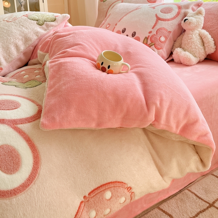 91家纺网 家纺一手货源 找家纺 娜朵家纺 2025新款雪花绒小清新印花四件套 草莓小兔