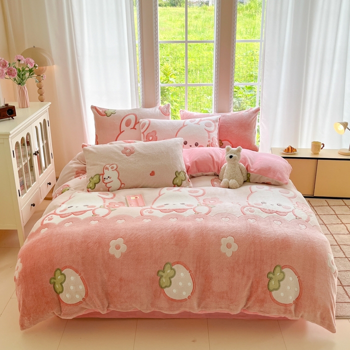 91家纺网 家纺一手货源 找家纺 娜朵家纺 2025新款雪花绒小清新印花四件套 草莓小兔