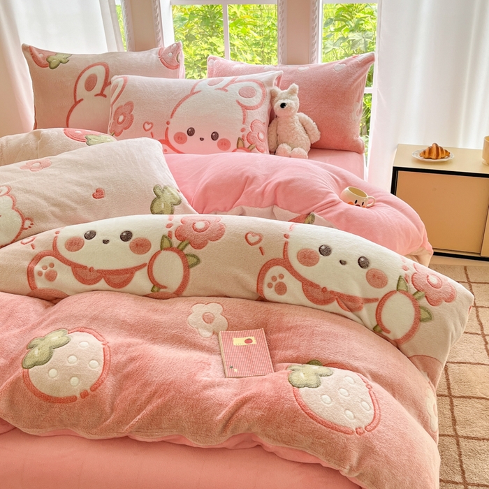 91家纺网 家纺一手货源 找家纺 娜朵家纺 2025新款雪花绒小清新印花四件套 草莓小兔