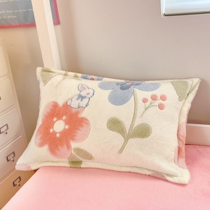 91家纺网 家纺一手货源 找家纺 川悦生活 2025新款立体雪花绒印花四件套学生床系列二场景一 半眠小兔