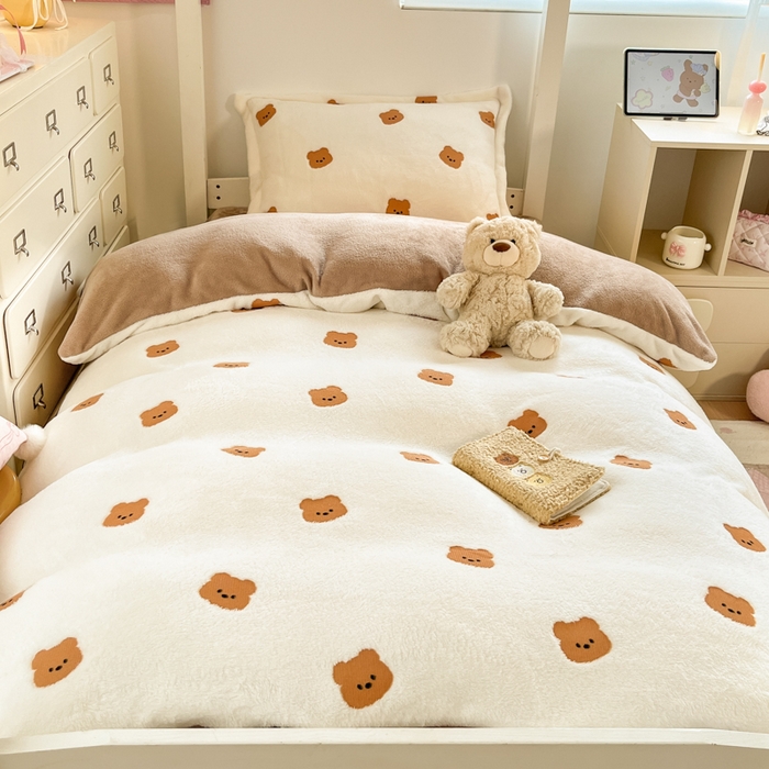 91家纺网 家纺一手货源 找家纺 川悦生活 2025新款立体雪花绒印花四件套学生床系列二场景一 豆奶小熊