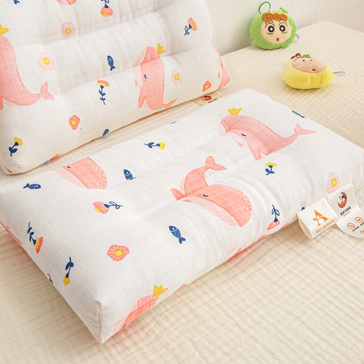 91家纺网 家纺一手货源 找家纺 织布人 2025新款枕芯A类全棉双层纱婴幼儿童枕头午睡枕学生宿舍专用枕芯 A类婴幼儿童枕-鲸鱼
