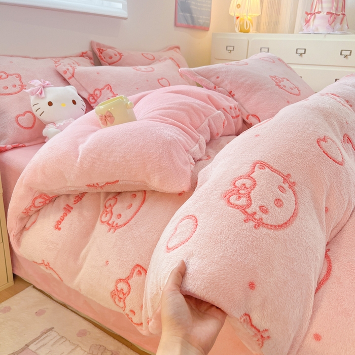 91家纺网 家纺一手货源 找家纺 川悦生活 2025新款立体雪花绒印花大床四件套系列二场景一 爱心喵喵