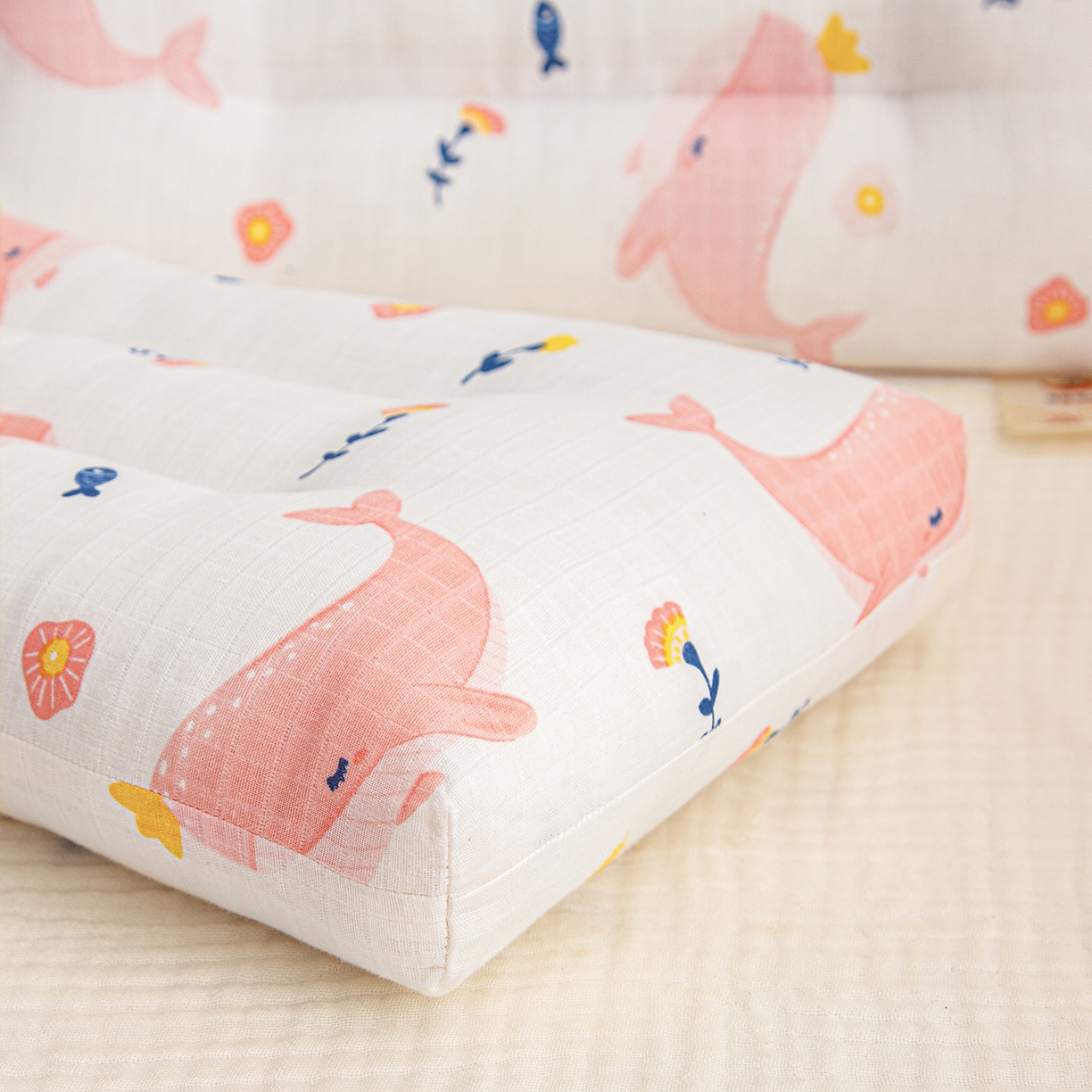 91家纺网 家纺一手货源 找家纺 织布人 2025新款枕芯A类全棉双层纱婴幼儿童枕头午睡枕学生宿舍专用枕芯 A类婴幼儿童枕-鲸鱼