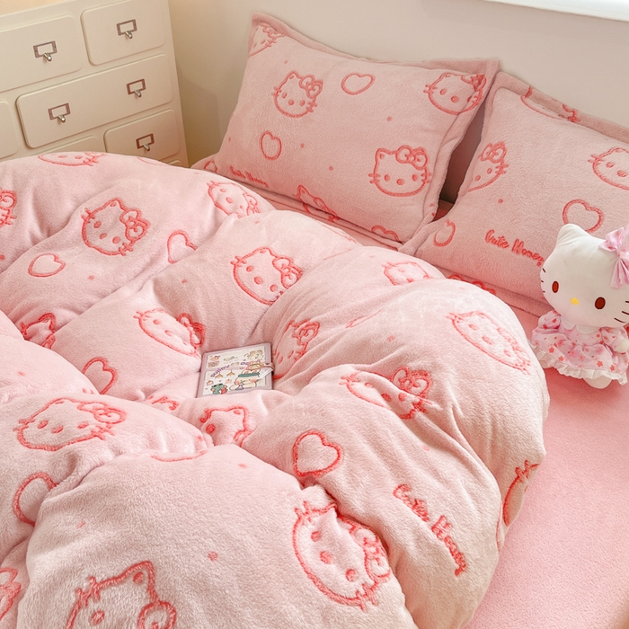 91家纺网 家纺一手货源 找家纺 川悦生活 2025新款立体雪花绒印花大床四件套系列二场景一 爱心喵喵