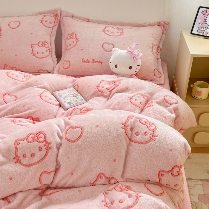 91家纺网 家纺一手货源 找家纺 川悦生活 2025新款立体雪花绒印花大床四件套系列二场景一 爱心喵喵