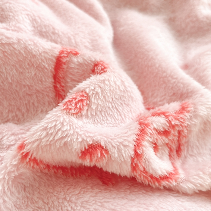 91家纺网 家纺一手货源 找家纺 川悦生活 2025新款立体雪花绒印花大床四件套系列二场景一 爱心喵喵