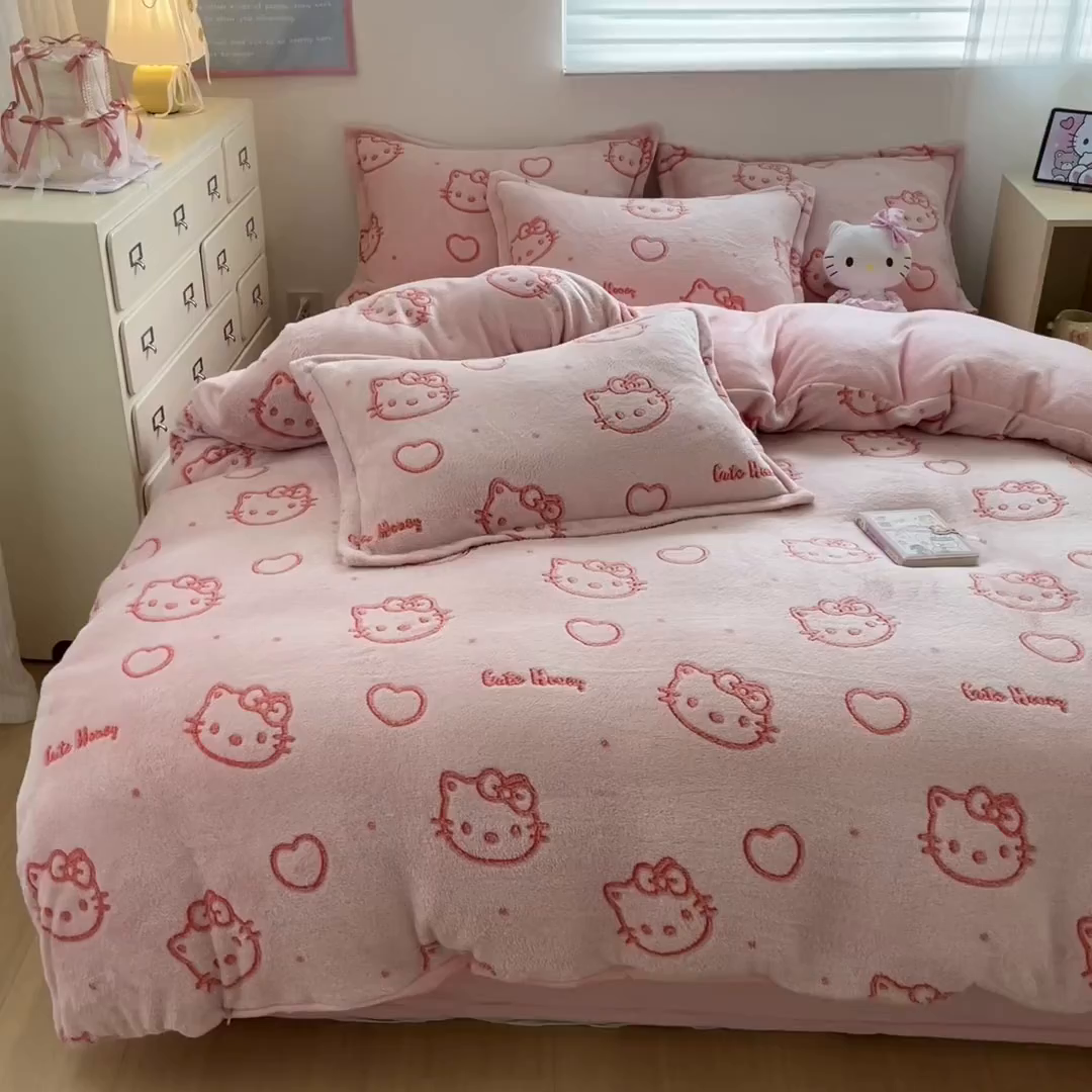 91家纺网 家纺一手货源 找家纺 川悦生活 2025新款立体雪花绒印花大床四件套系列二场景一 爱心喵喵
