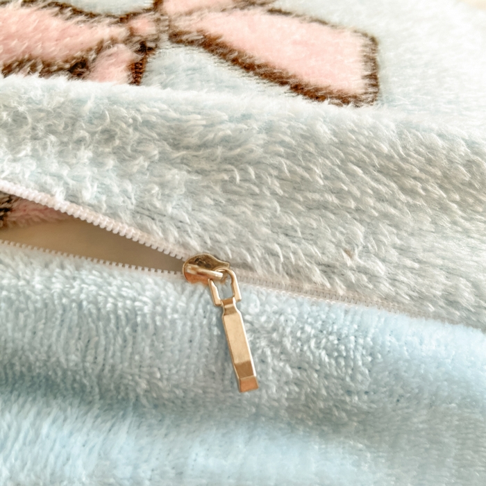 91家纺网 家纺一手货源 找家纺 川悦生活 2025新款立体雪花绒印花四件套学生床系列二场景一 快乐派对