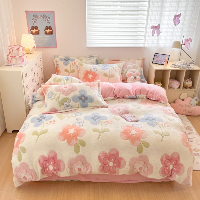 91家纺网 家纺一手货源 找家纺 川悦生活 2025新款立体雪花绒印花大床四件套系列二场景一 半眠小兔