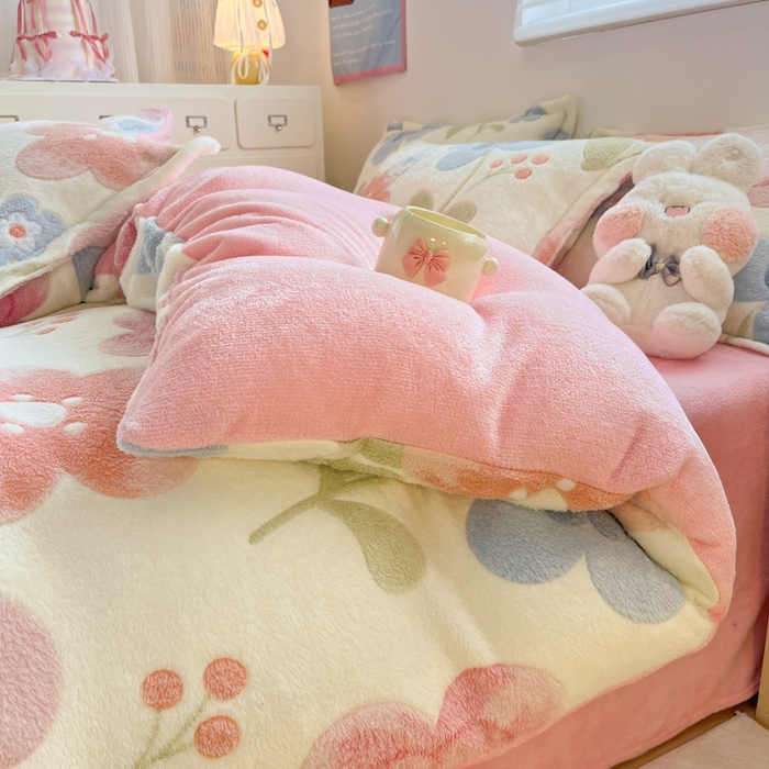 91家纺网 家纺一手货源 找家纺 川悦生活 2025新款立体雪花绒印花大床四件套系列二场景一 半眠小兔