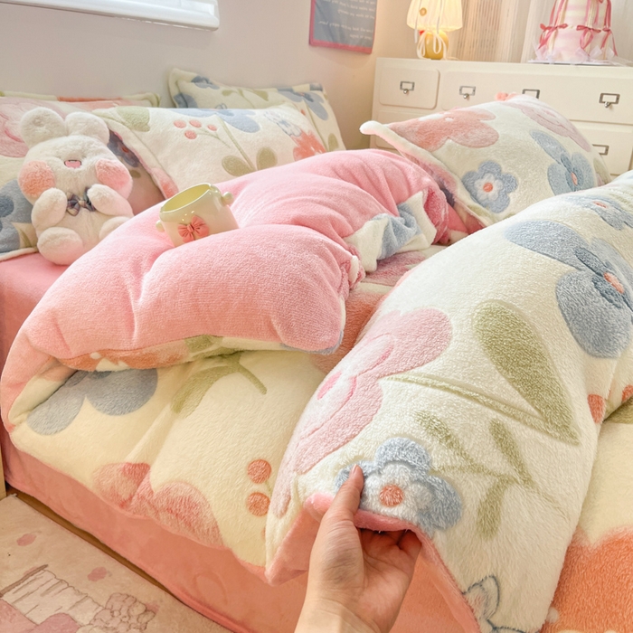 91家纺网 家纺一手货源 找家纺 川悦生活 2025新款立体雪花绒印花大床四件套系列二场景一 半眠小兔