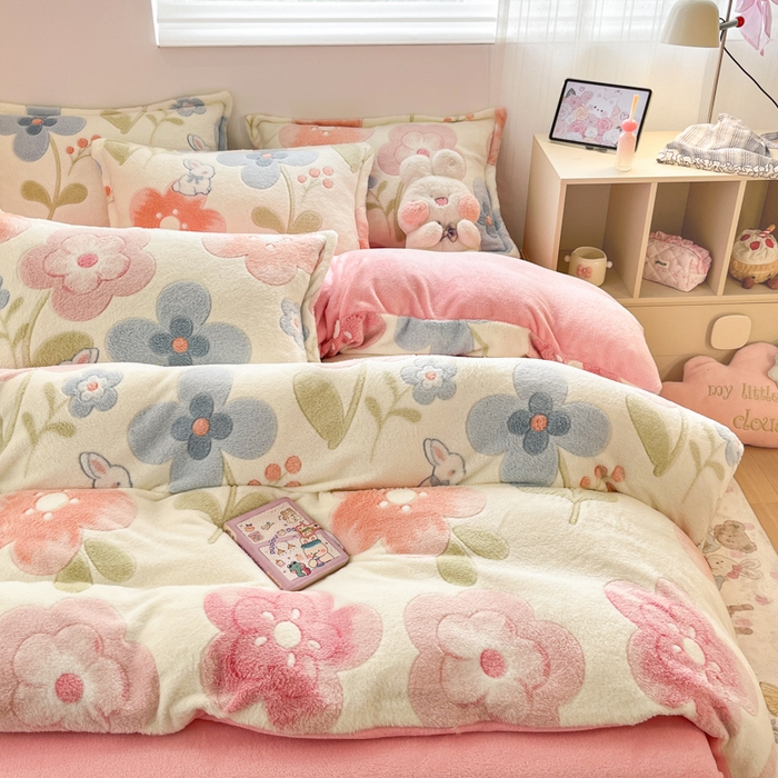 91家纺网 家纺一手货源 找家纺 川悦生活 2025新款立体雪花绒印花大床四件套系列二场景一 半眠小兔