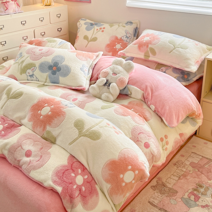 91家纺网 家纺一手货源 找家纺 川悦生活 2025新款立体雪花绒印花大床四件套系列二场景一 半眠小兔