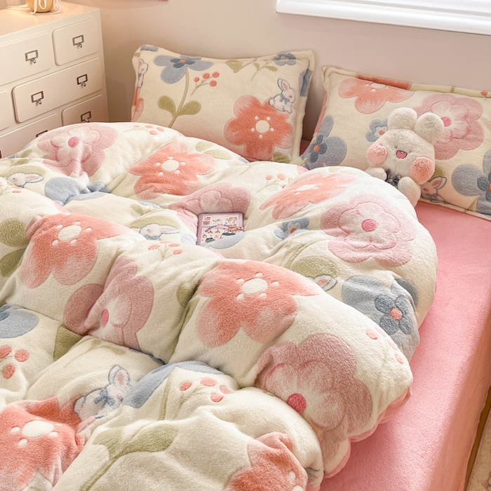 91家纺网 家纺一手货源 找家纺 川悦生活 2025新款立体雪花绒印花大床四件套系列二场景一 半眠小兔