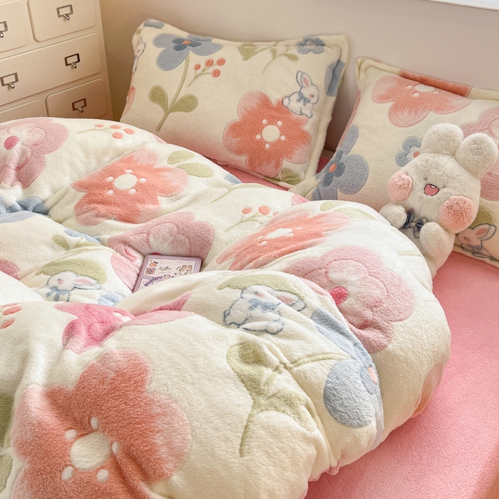 91家纺网 家纺一手货源 找家纺 川悦生活 2025新款立体雪花绒印花大床四件套系列二场景一 半眠小兔