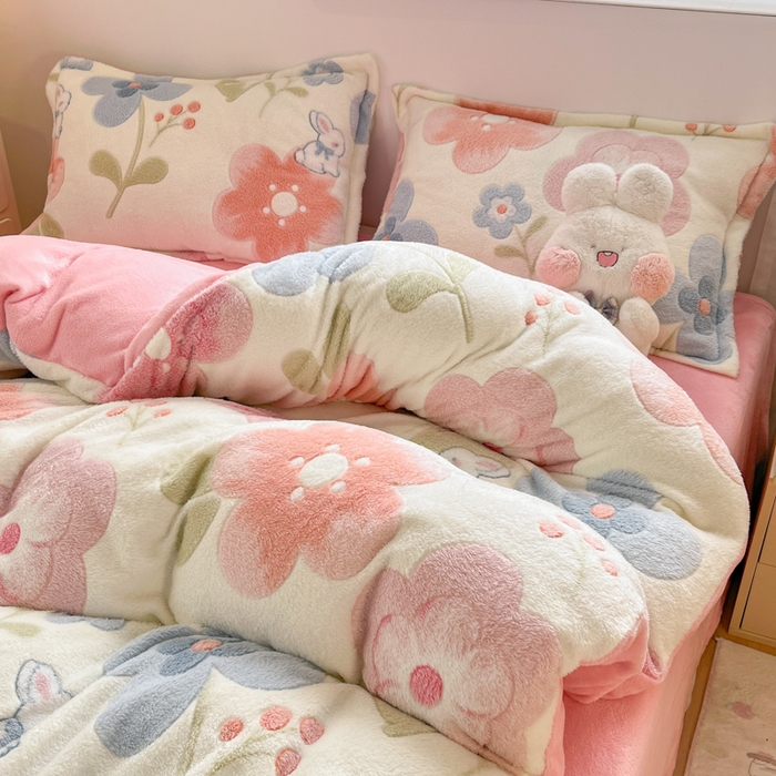 91家纺网 家纺一手货源 找家纺 川悦生活 2025新款立体雪花绒印花大床四件套系列二场景一 半眠小兔