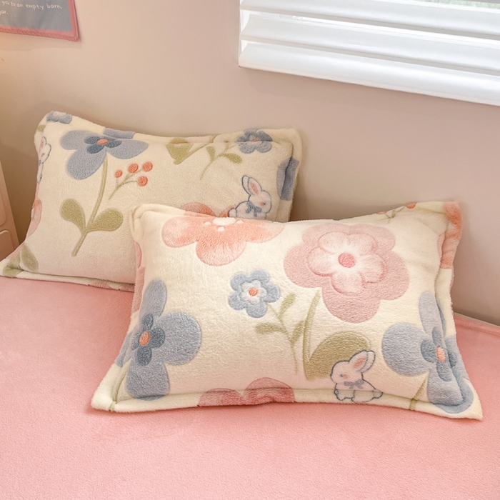 91家纺网 家纺一手货源 找家纺 川悦生活 2025新款立体雪花绒印花大床四件套系列二场景一 半眠小兔