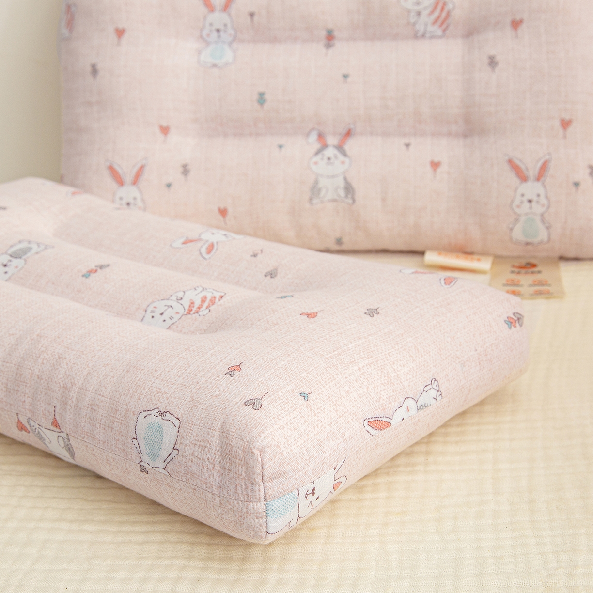 91家纺网 家纺一手货源 找家纺 织布人 2025新款枕芯A类全棉双层纱婴幼儿童枕头午睡枕学生宿舍专用枕芯 A类婴幼儿童枕-爱心小兔