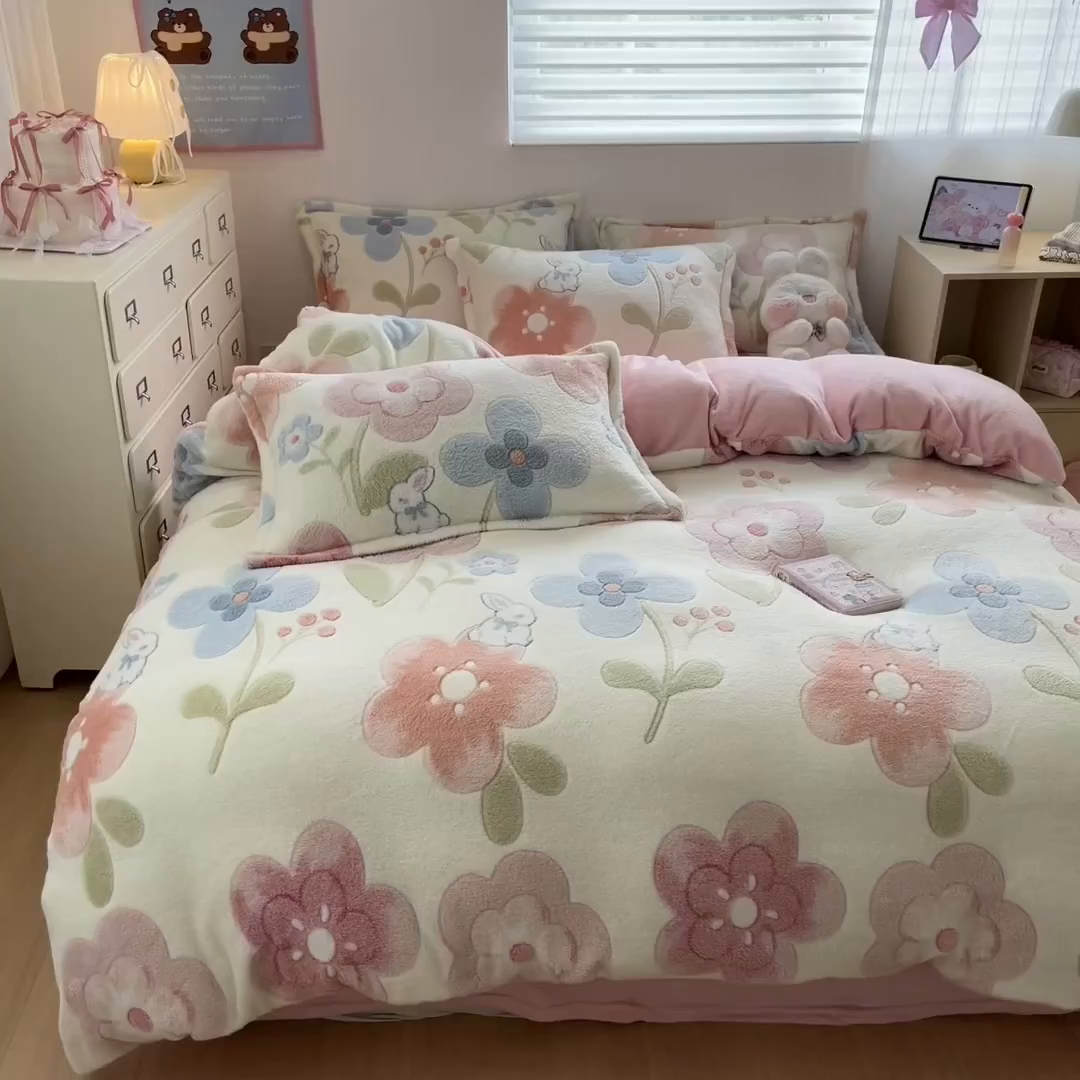 91家纺网 家纺一手货源 找家纺 川悦生活 2025新款立体雪花绒印花大床四件套系列二场景一 半眠小兔
