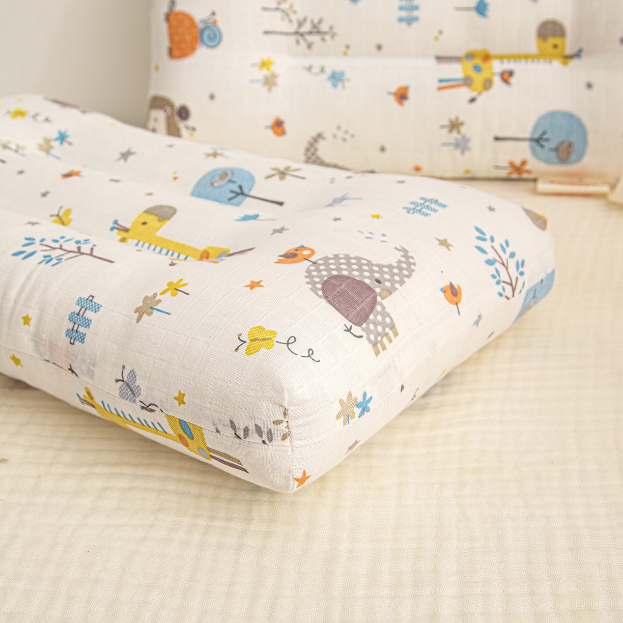 91家纺网 家纺一手货源 找家纺 织布人 2025新款枕芯A类全棉双层纱婴幼儿童枕头午睡枕学生宿舍专用枕芯 A类婴幼儿童枕-森林乐园