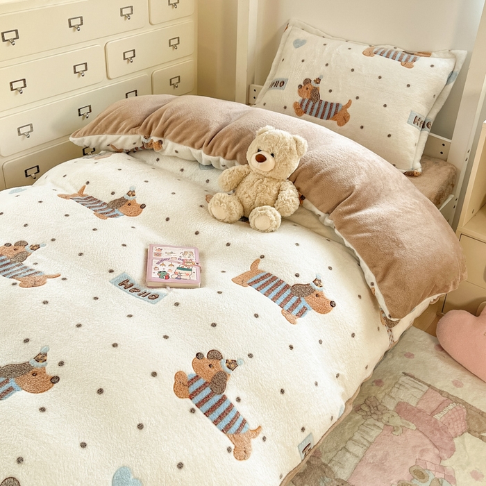 川悦生活 2025新款立体雪花绒印花四件套学生床系列二场景一 腊肠小点