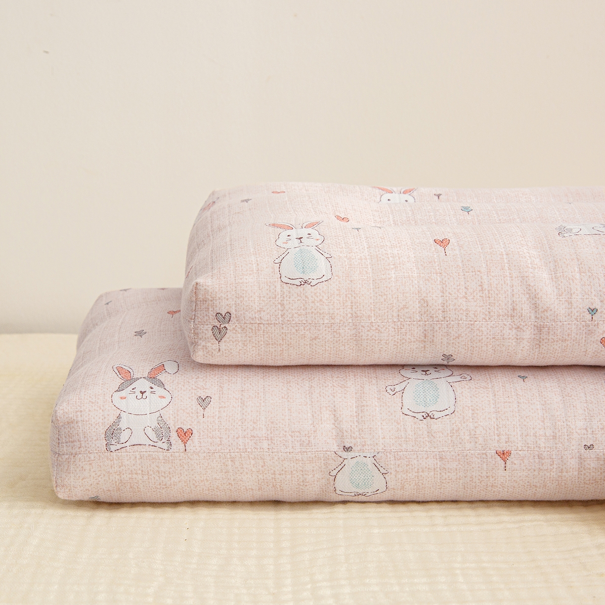 91家纺网 家纺一手货源 找家纺 织布人 2025新款枕芯A类全棉双层纱婴幼儿童枕头午睡枕学生宿舍专用枕芯 A类婴幼儿童枕-爱心小兔