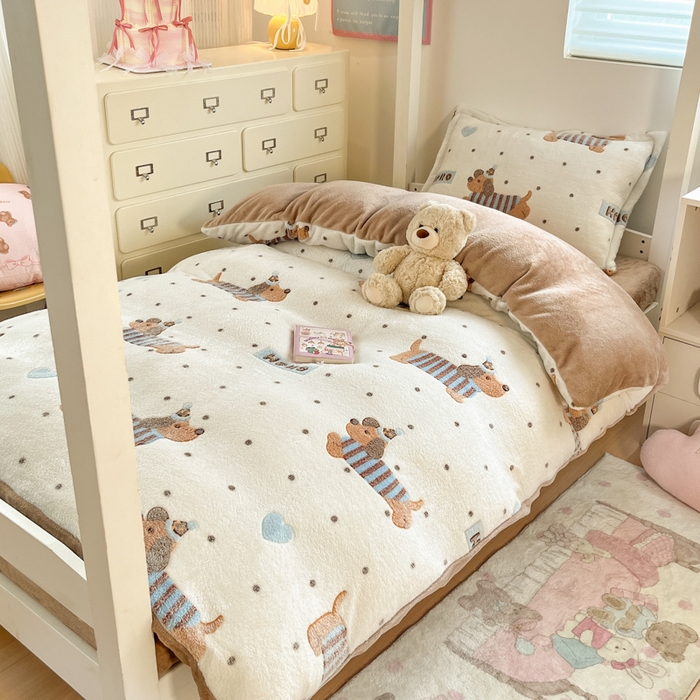 91家纺网 家纺一手货源 找家纺 川悦生活 2025新款立体雪花绒印花四件套学生床系列二场景一 腊肠小点