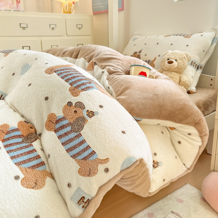 91家纺网 家纺一手货源 找家纺 川悦生活 2025新款立体雪花绒印花四件套学生床系列二场景一 腊肠小点