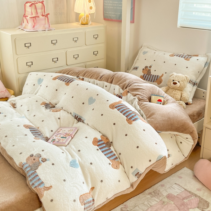 91家纺网 家纺一手货源 找家纺 川悦生活 2025新款立体雪花绒印花四件套学生床系列二场景一 腊肠小点