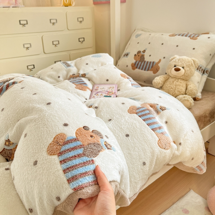 91家纺网 家纺一手货源 找家纺 川悦生活 2025新款立体雪花绒印花四件套学生床系列二场景一 腊肠小点