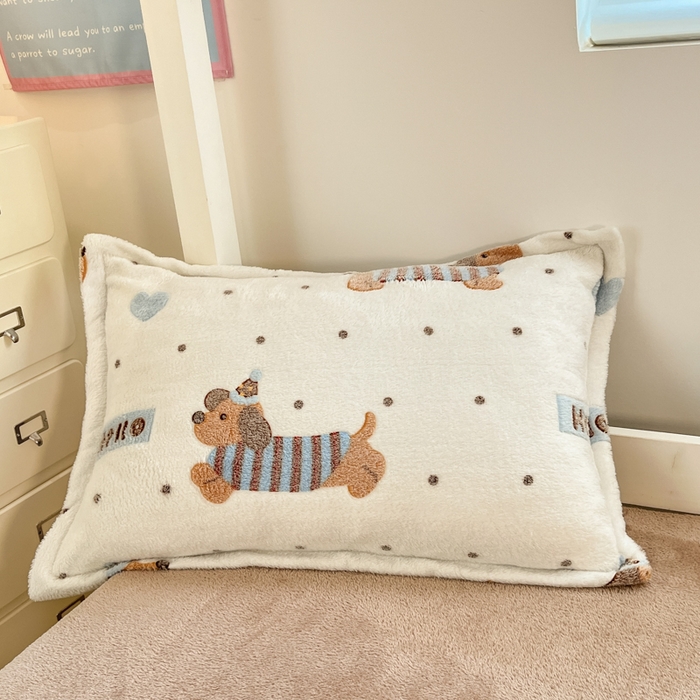 91家纺网 家纺一手货源 找家纺 川悦生活 2025新款立体雪花绒印花四件套学生床系列二场景一 腊肠小点