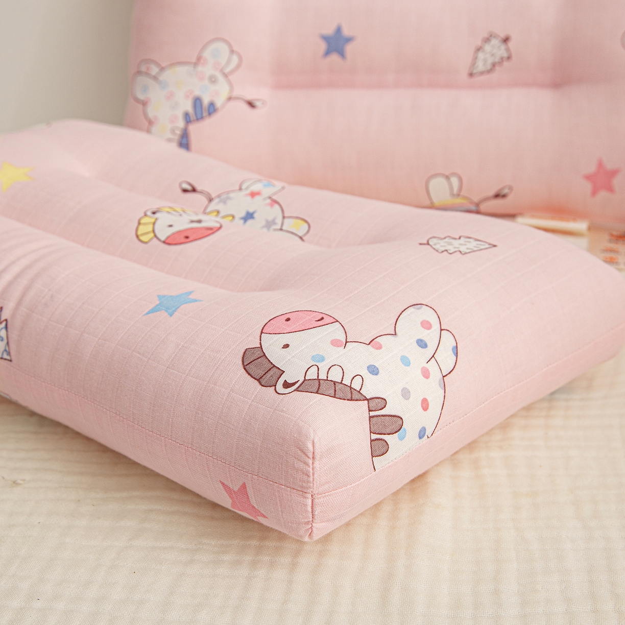 91家纺网 家纺一手货源 找家纺 织布人 2025新款枕芯A类全棉双层纱婴幼儿童枕头午睡枕学生宿舍专用枕芯 A类婴幼儿童枕-小马罗莉