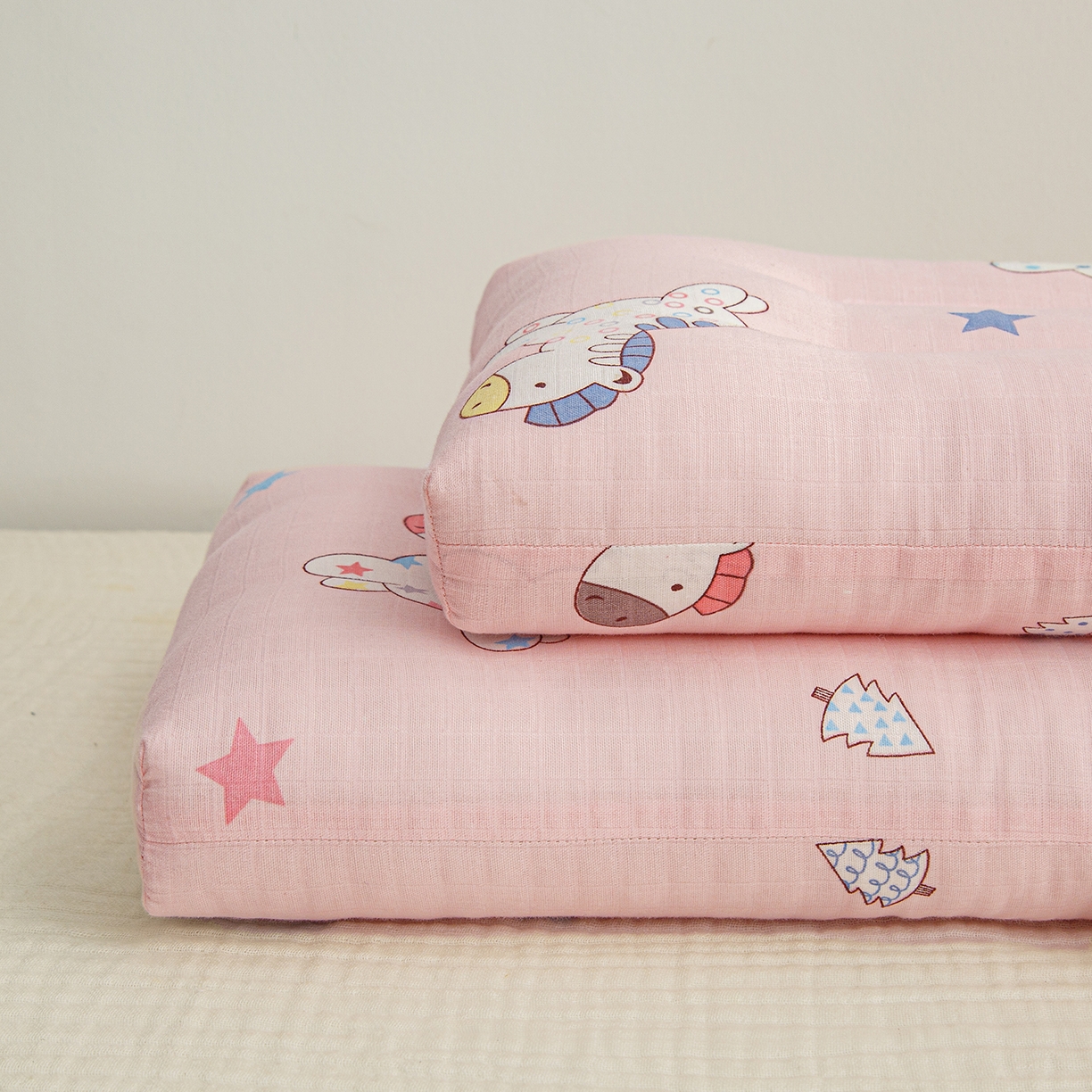 91家纺网 家纺一手货源 找家纺 织布人 2025新款枕芯A类全棉双层纱婴幼儿童枕头午睡枕学生宿舍专用枕芯 A类婴幼儿童枕-小马罗莉