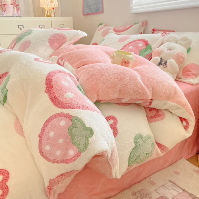 川悦生活 2025新款立体雪花绒印花大床四件套系列二场景一 啵啵草莓