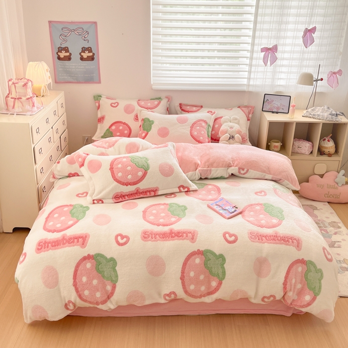 91家纺网 家纺一手货源 找家纺 川悦生活 2025新款立体雪花绒印花大床四件套系列二场景一 啵啵草莓