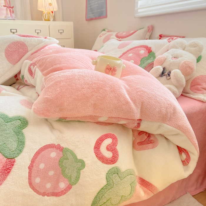 91家纺网 家纺一手货源 找家纺 川悦生活 2025新款立体雪花绒印花大床四件套系列二场景一 啵啵草莓