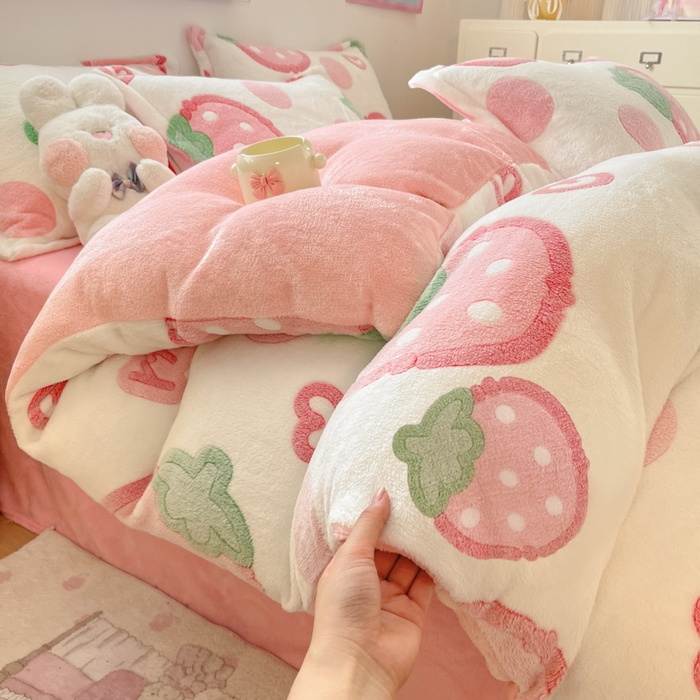 91家纺网 家纺一手货源 找家纺 川悦生活 2025新款立体雪花绒印花大床四件套系列二场景一 啵啵草莓