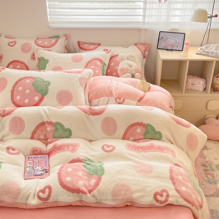 91家纺网 家纺一手货源 找家纺 川悦生活 2025新款立体雪花绒印花大床四件套系列二场景一 啵啵草莓