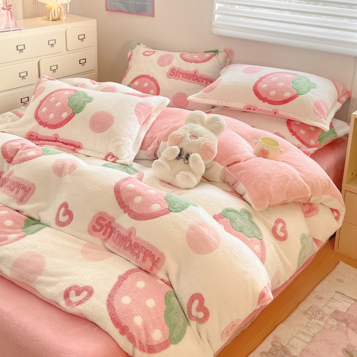 91家纺网 家纺一手货源 找家纺 川悦生活 2025新款立体雪花绒印花大床四件套系列二场景一 啵啵草莓