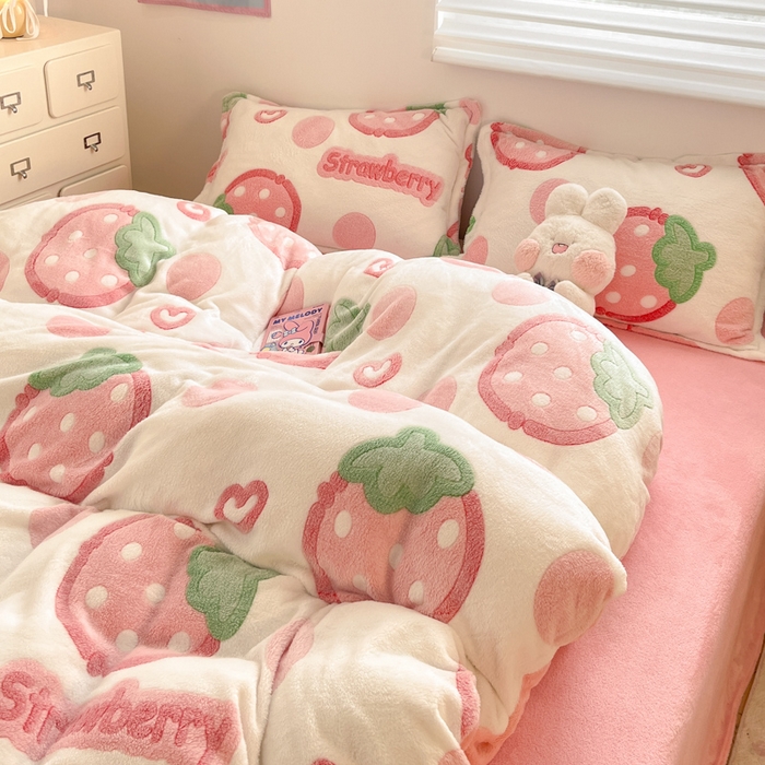 91家纺网 家纺一手货源 找家纺 川悦生活 2025新款立体雪花绒印花大床四件套系列二场景一 啵啵草莓