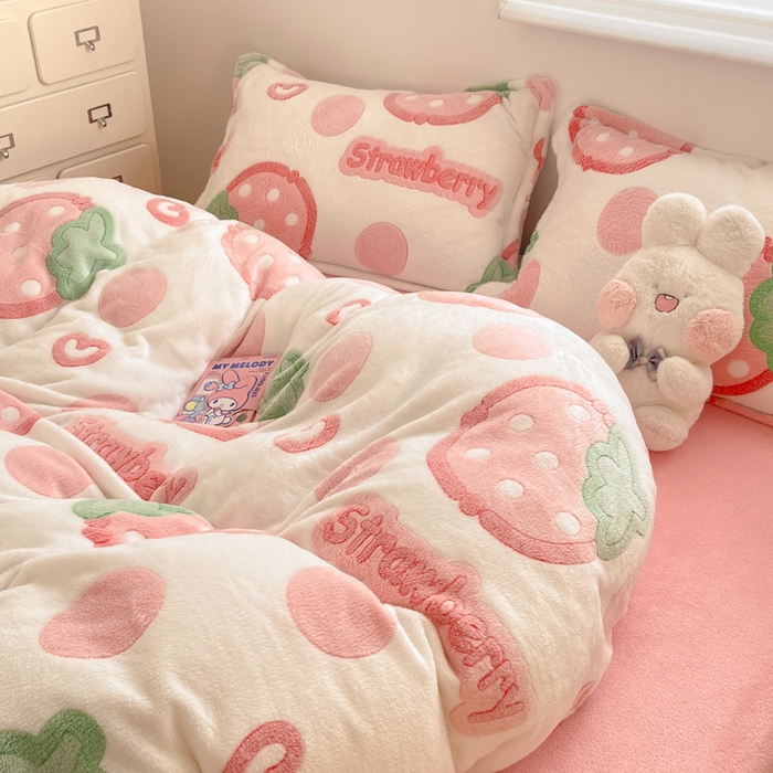 91家纺网 家纺一手货源 找家纺 川悦生活 2025新款立体雪花绒印花大床四件套系列二场景一 啵啵草莓