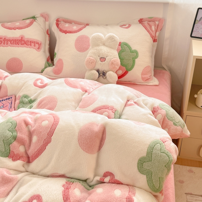 91家纺网 家纺一手货源 找家纺 川悦生活 2025新款立体雪花绒印花大床四件套系列二场景一 啵啵草莓