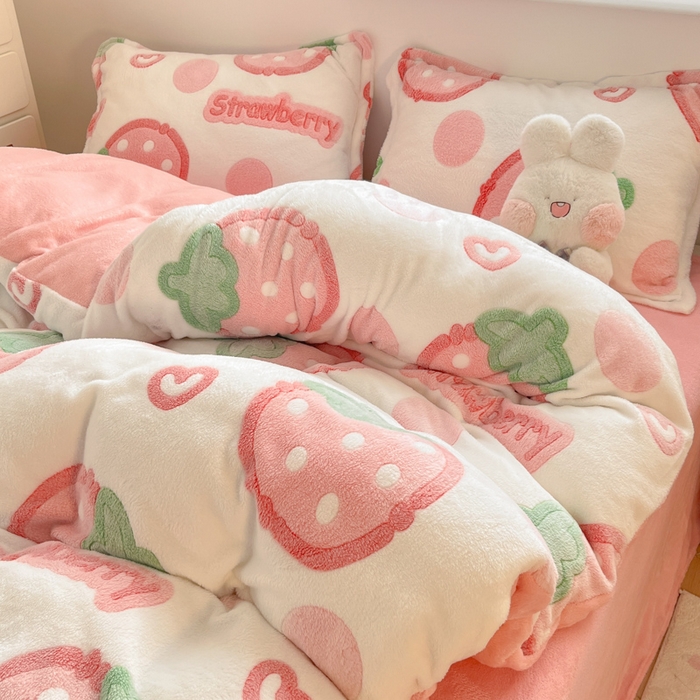 91家纺网 家纺一手货源 找家纺 川悦生活 2025新款立体雪花绒印花大床四件套系列二场景一 啵啵草莓